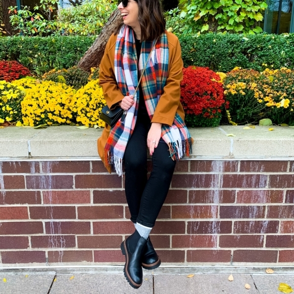 NWT Nordstrom Caslon Miller Water Resistant Lug Chelsea Boot Black Leather Shoes - Picture 8 of 16